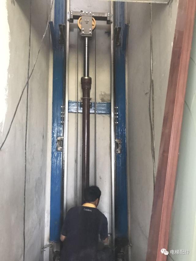 一帮工人拆除旧楼内部设施,使用电梯.