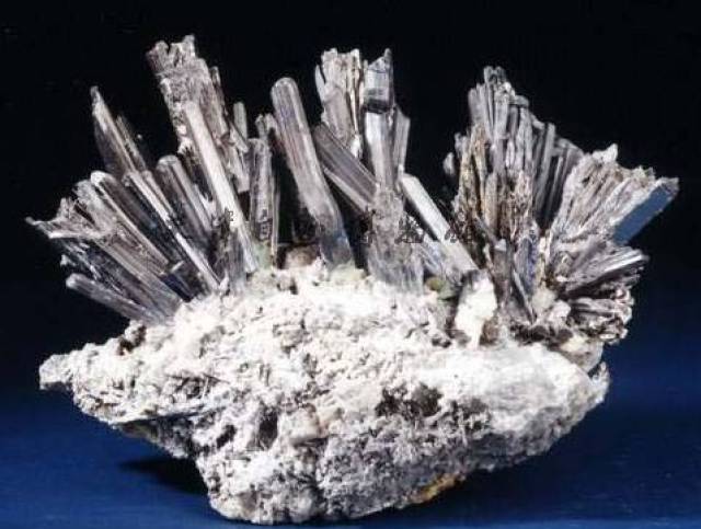 辉锑矿 辉锑矿是锑的硫化物(sb2s3)矿物,是锑的最重要的矿石矿物.