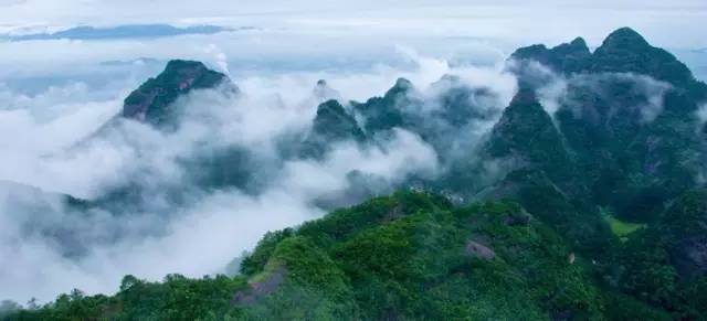 容县都峤山的自然风光 ▼ 一个融自然景观与宗教文化为一体的旅游观光