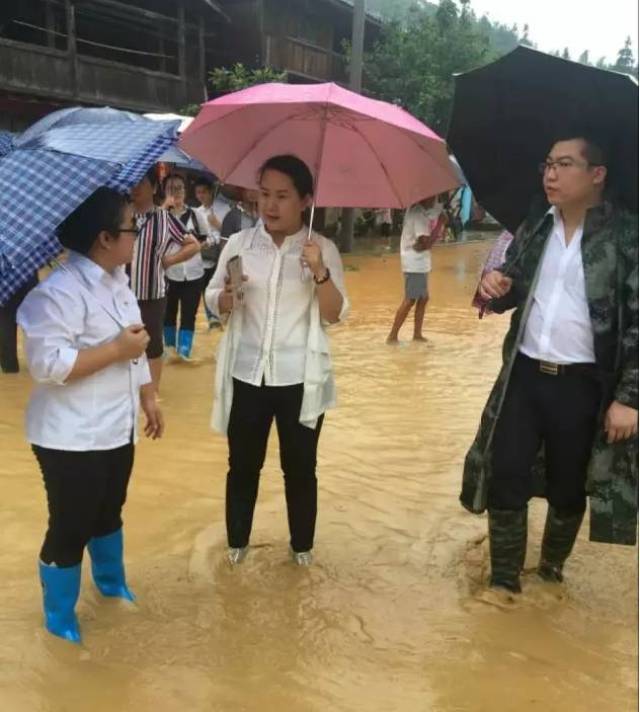 7月11日,斗里镇党委书记梁丽君在强降雨期间深入灾区查看受灾情况.
