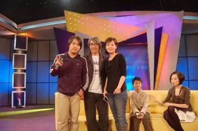 2007年,周星驰带着徐娇参加《鲁豫有约》宣传《长江七号》,现场播放了