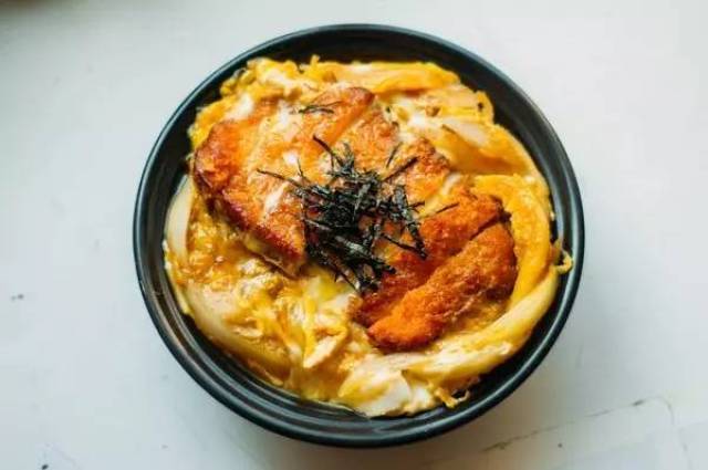 也就是盖饭,日本的盖饭种类很多 最为我们熟知的是 海鲜丼,猪排丼