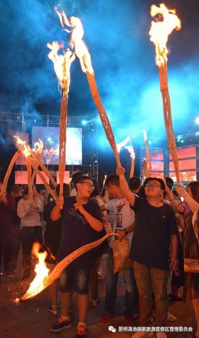 7月14日,云南民族村激情火把节 万人"玩火" 你不来吗?