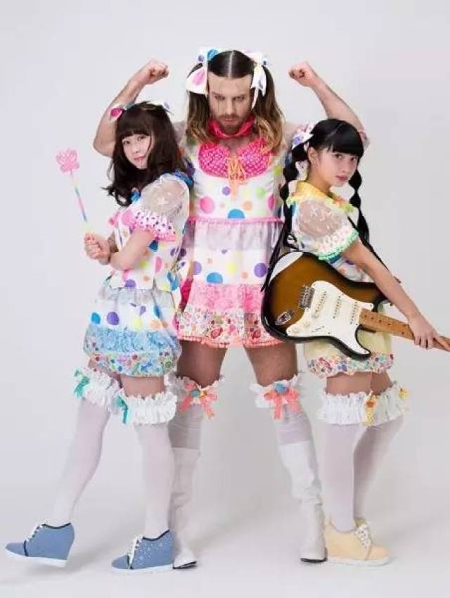 歌手/演员异装大叔 (ladybeard) 和摔角手 / 乐手才木玲佳 (reika