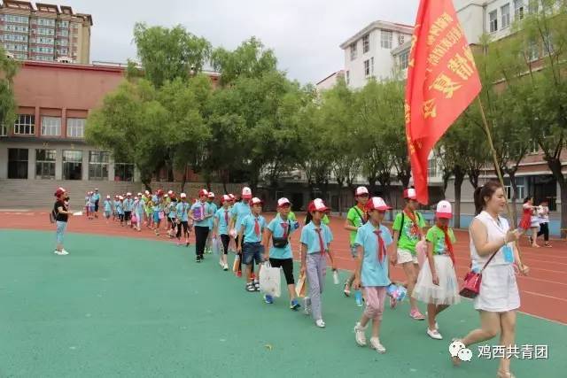 开营仪式结束后,鸡西市师范附小少先队员朱佰川引导夏令营营员参观了