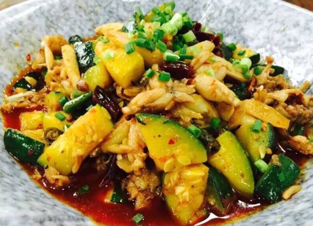 除了常见的重口味菜品,连家常菜也做的不错,豆腐和鱼香肉丝可以推荐