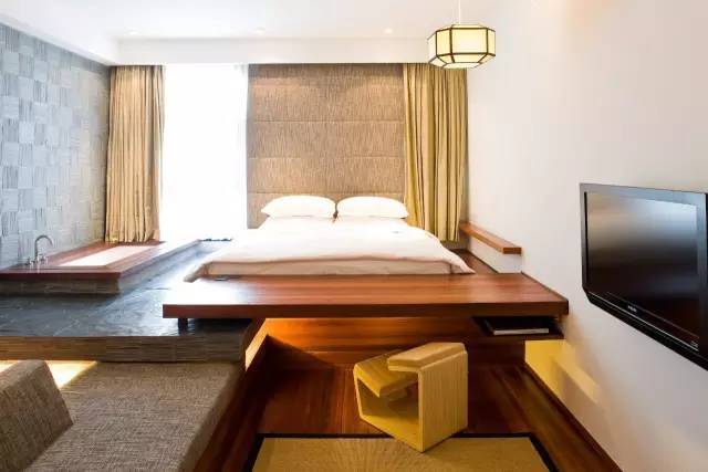 巧借床的地势抬高,凹陷区设计出沙发区,再支出一块简单的木板便