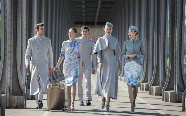 制服诱惑 | 中国某航空公司制服火到了伦敦,时尚界都坐不住了.