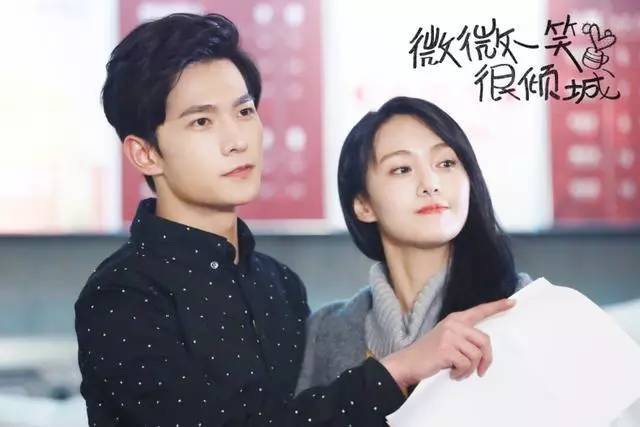 而让人惊喜的是,在《微微一笑很倾城2》中,主演名单中出现了杨幂,虽然