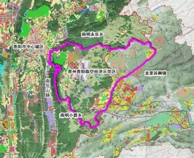 以龙洞堡国际机场为中心,东起黔南州龙里骨脚镇中铁大道,西至贵阳市