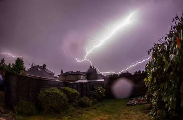 英国昨晚暴雨雷电交加,一小镇遭洪水冲击,民众称像"灾难电影"