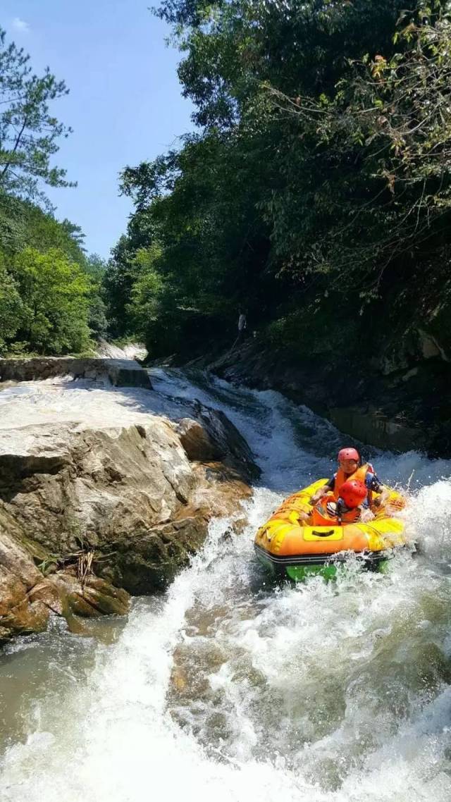 " 罗田进士河漂流旅游区位于罗田县大河岸镇鼓楼冲村.