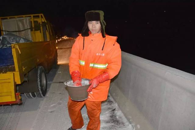 高速公路养护工人的"春夏秋冬"