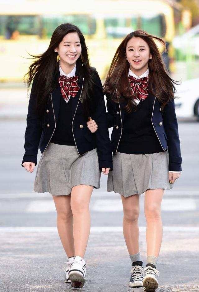 韩国学生竟然羡慕起了中国校服?看完网友的评论笑哭了!