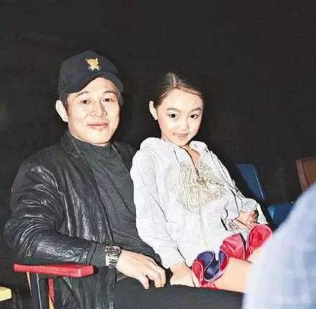 李连杰和前妻黄秋燕的大女儿名叫李思,生于1988年,黄秋燕出国的时候就