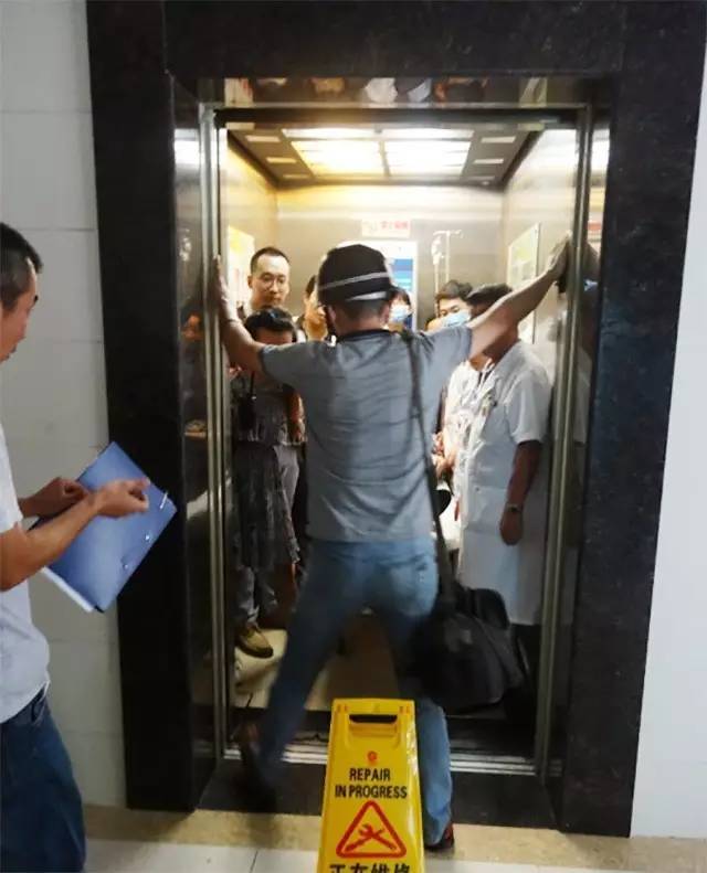 新圣医院电梯轿门无法打开,10人被困?别怕,这其实是