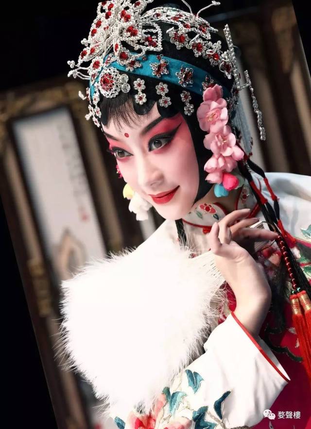 陈丽俐,国家二级演员,工花旦,师从著名婺剧表演艺术家陈美兰, 声乐