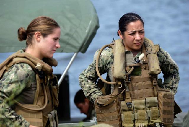 美国海豹突击队那帮大胡子们即将迎来首位女队员
