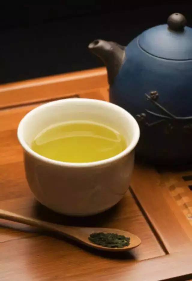 一个人,喝茶.