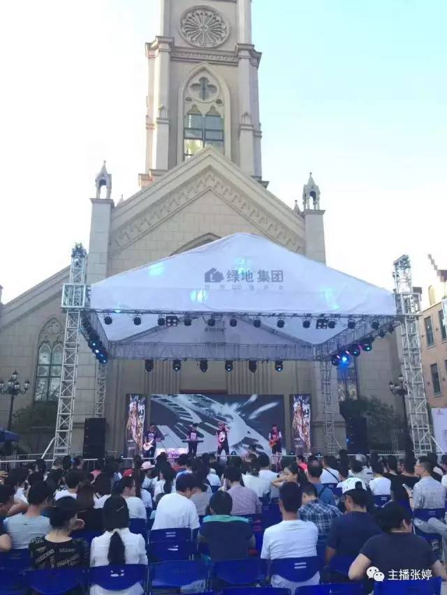 7月22日"摇滚仲夏,绿地城燃情音乐节"在汉南绿地城奥特莱斯火热举行.