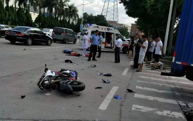 今天下午,东莞谢岗镇谢常路发生一起车祸,一名年轻男子骑着一辆炫酷