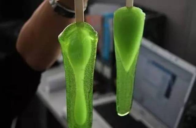 绿舌头 绿舌头是一款以果冻为主体的冰棍 冷冻时口感是硬的 温度升高