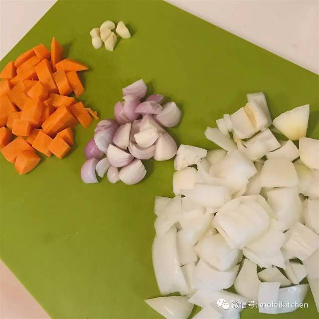准备蔬菜的切配,分别将洋葱红葱头萝卜大蒜切小,做酱汁用.
