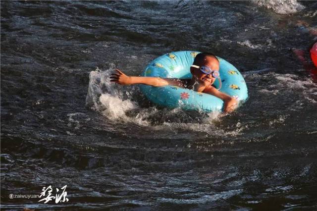 暑假结束,夏天就过去了 戏水的少年 赶着夏日里最后一片夕阳逆流而上