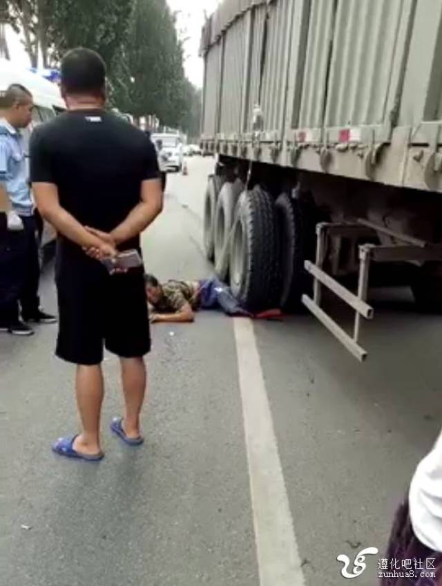 7月23日蓟县马伸桥发生车祸,伤者双腿压在车轮下