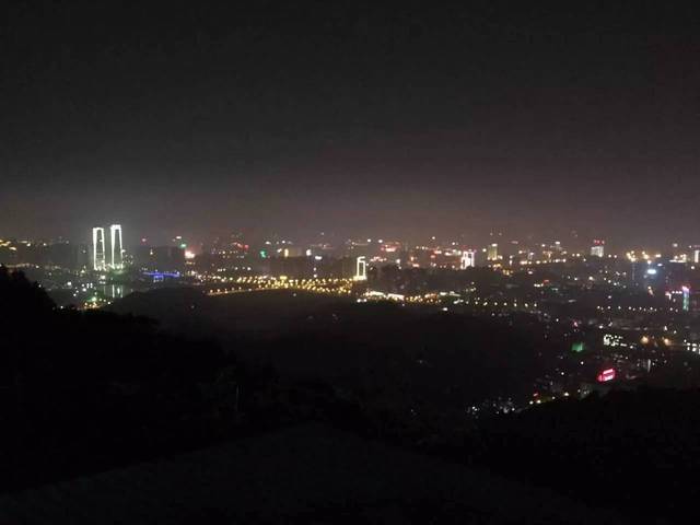 登顶岳麓山,大半个长沙城夜景尽收眼底.