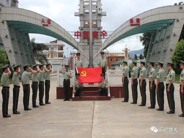 边关蓝天无穷碧 映日