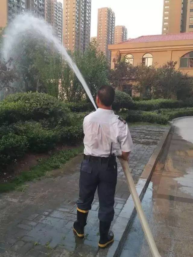 坚守│40℃高温,汗水湿透衣背!