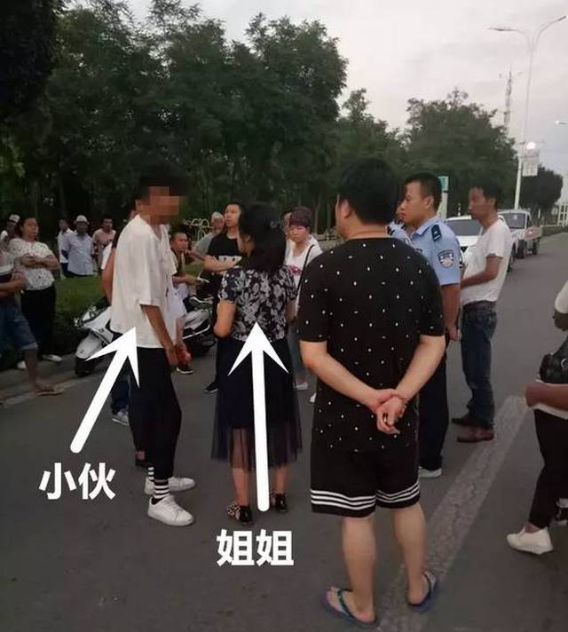 临上车时,最霸气的一句话是:"你(指姐姐),下去自己打车去!"