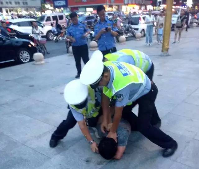 【警事】交警抓小偷,群众称赞||烈日下交警为受伤市民撑凉