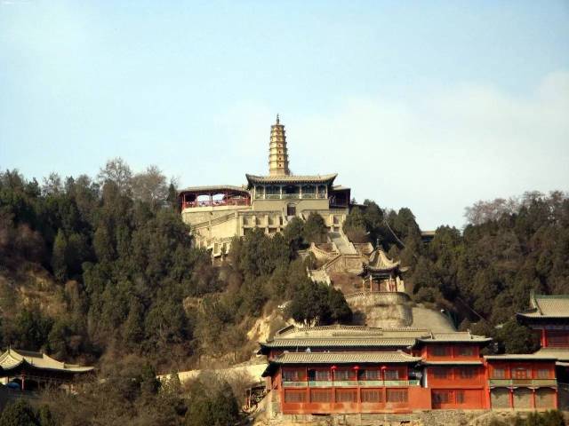 白塔山坐落在黄河北岸,过中山桥即到,因主峰山顶有一座白塔寺而得名