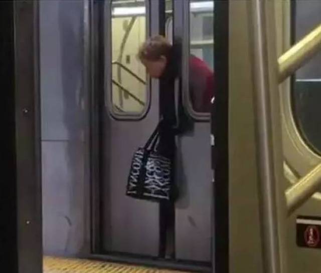 大写的疼!背包被车门夹住 女子惨遭地铁拖行