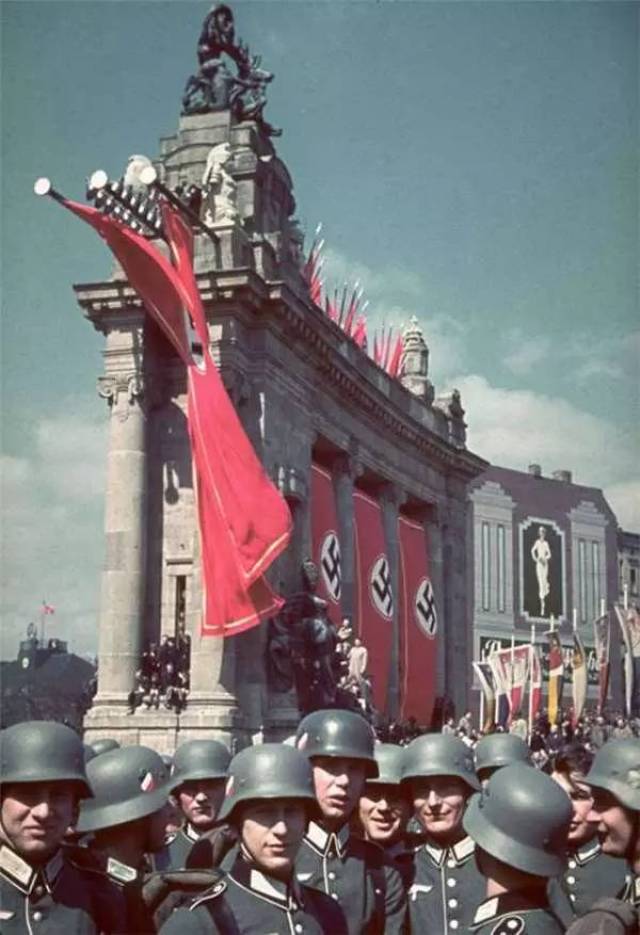 32张纳粹老照片,居然有被烧焦的希特勒