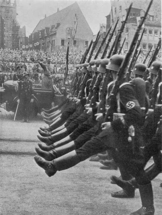 32张纳粹老照片,居然有被烧焦的希特勒