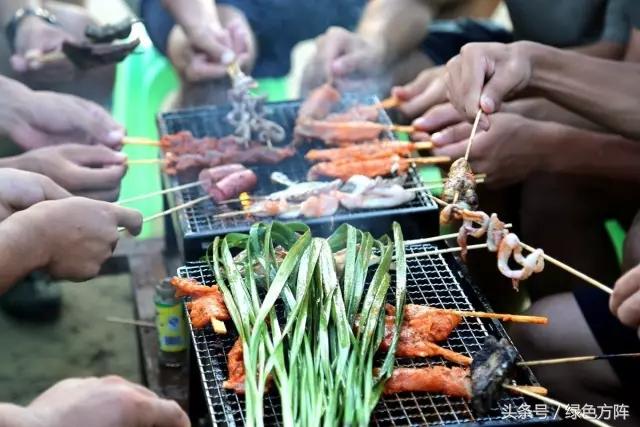 海边烧烤:种类丰富,饮料不限量,尽享烧烤的乐趣.