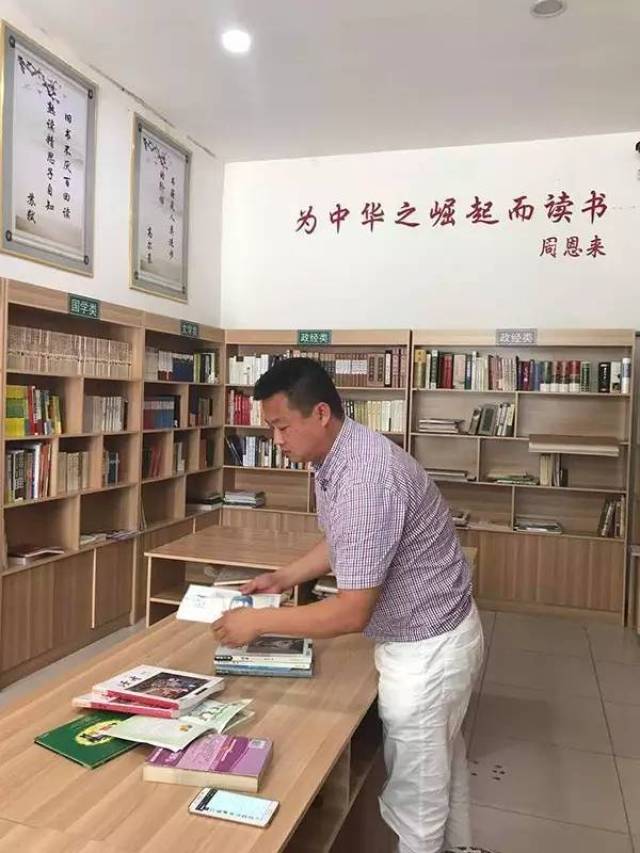 宁建强是一名80后,他不仅是宁晋县黄儿营西村党委委员,还是一家企业的