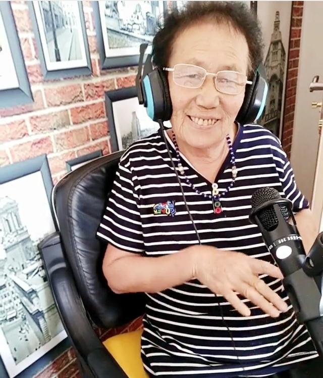 古稀之年的她不甘心过平凡的生活, 70岁的高龄玩起了"快手"