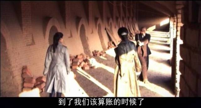 剧中"螳螂"作为国民党头号女特工,旗袍高跟鞋的装备十分性感.