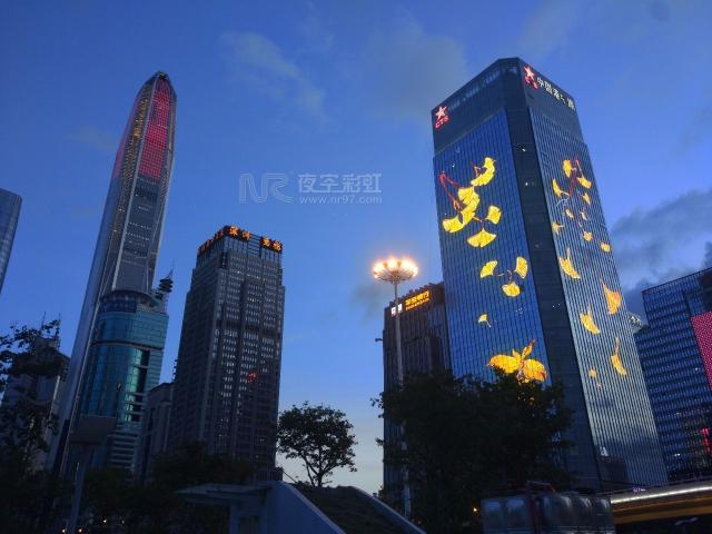 如今,我们把银杏叶作为灯画主题搬到深圳港中旅大厦上.