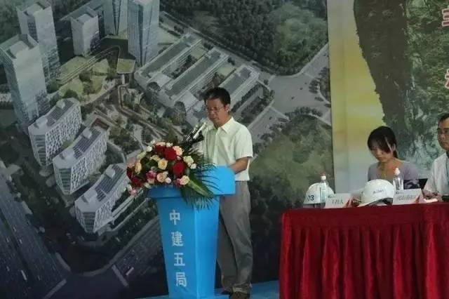 钦州市住建委副总工付勇,市质监站站长全斌,市建筑联合会会长吴智远