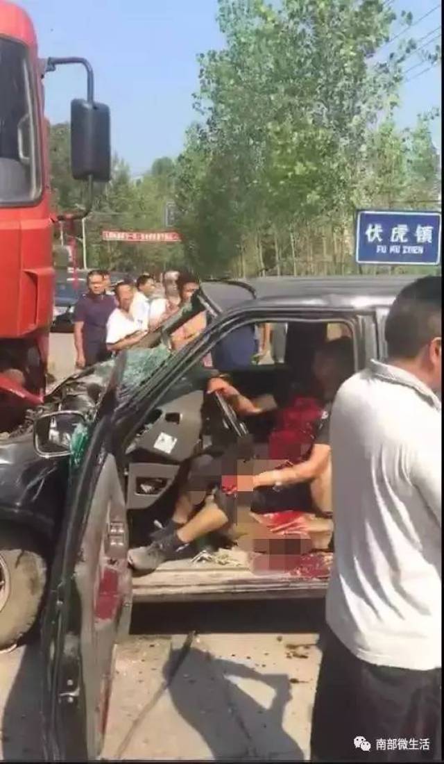 南充发生一起惨烈车祸:皮卡车司机被挡风玻璃割喉