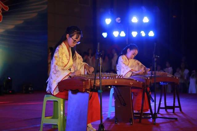 职工子女带来的古筝演奏《战台风》