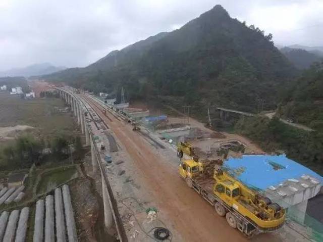 起于桂梧高速阳朔高田路段,横穿荔浦,到鹿寨与桂柳高速公路连接