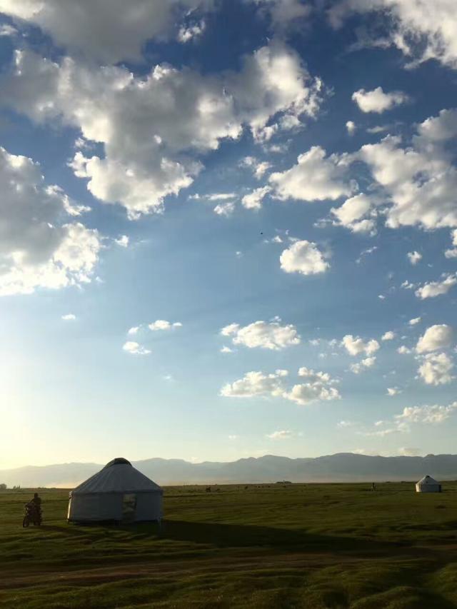 《站在草原望北京》《青春舞曲》每一首歌都是一处美丽的风景