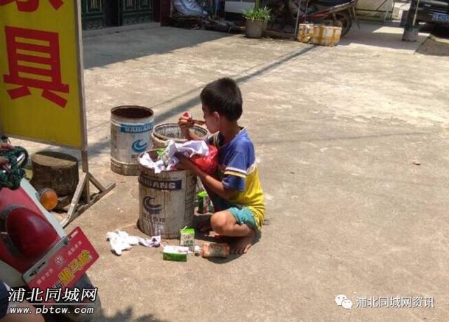 悲剧!炎热天气下龙门一小孩竟流落街头捡垃圾吃