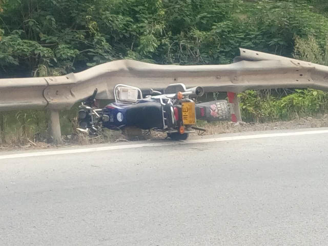 据网友爆料,今天上午石夹口又出车祸了,一辆两轮摩托车在弯道处撞上